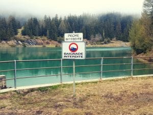Am Lac de Chermignon sind Fischen und Baden verboten
