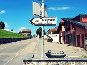 Gebührenpflichtige Strasse zum Talalpsee im Dorf Filzbach
