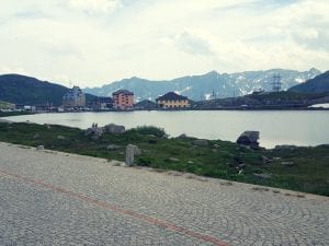 Lago della Piazza und Restaurants auf dem Gotthardpass